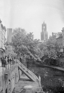 853219 Gezicht over de Oudegracht te Utrecht vanaf de Bakkerbrug; rechts, nog net zichtbaar, de intocht van de geallieerden.